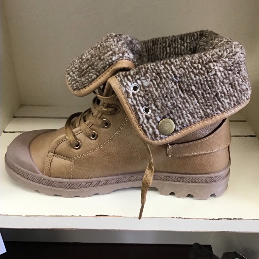Tan convertible lace up boots.